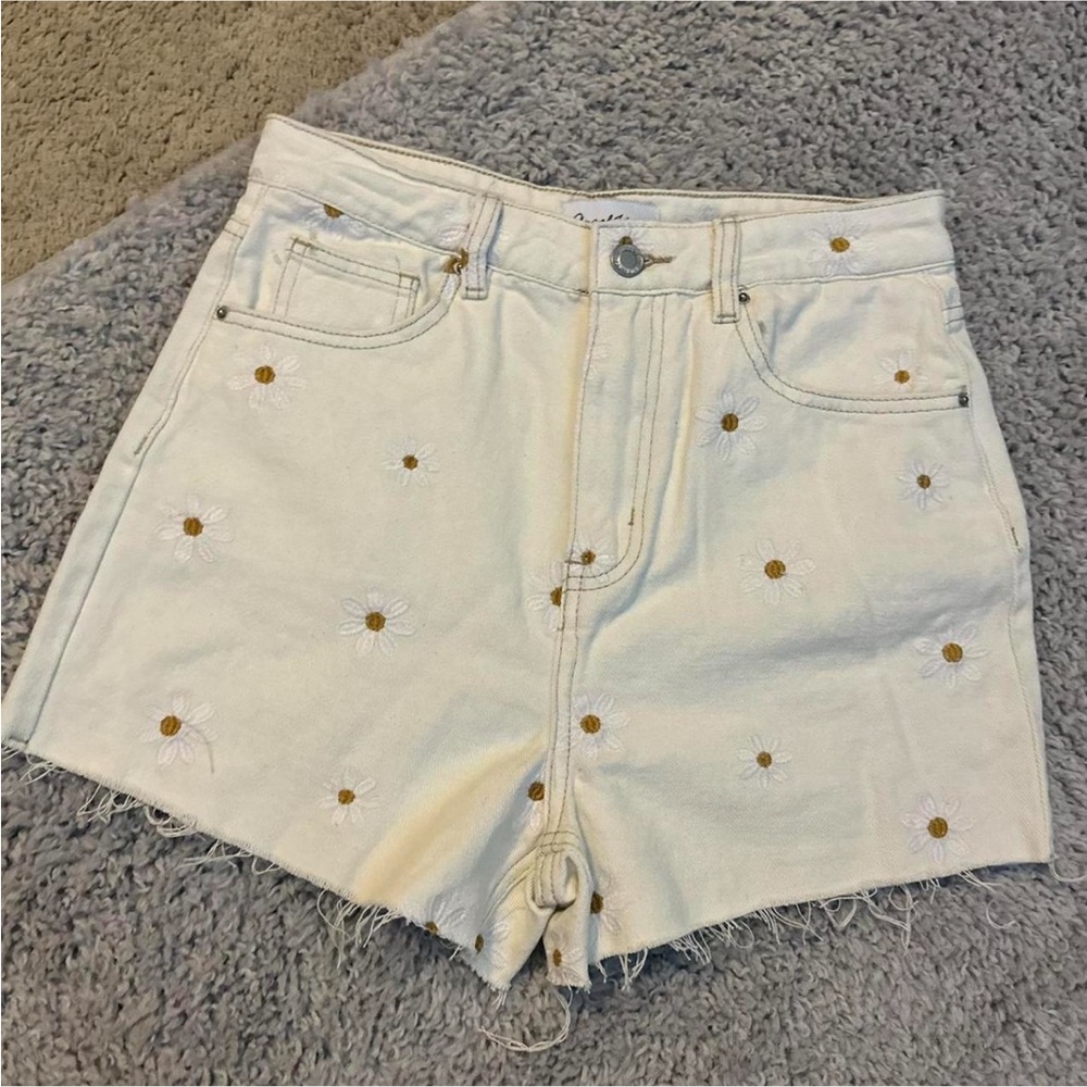 Angel Kiss Cream High Waist Shorts with Daisy Embroidery